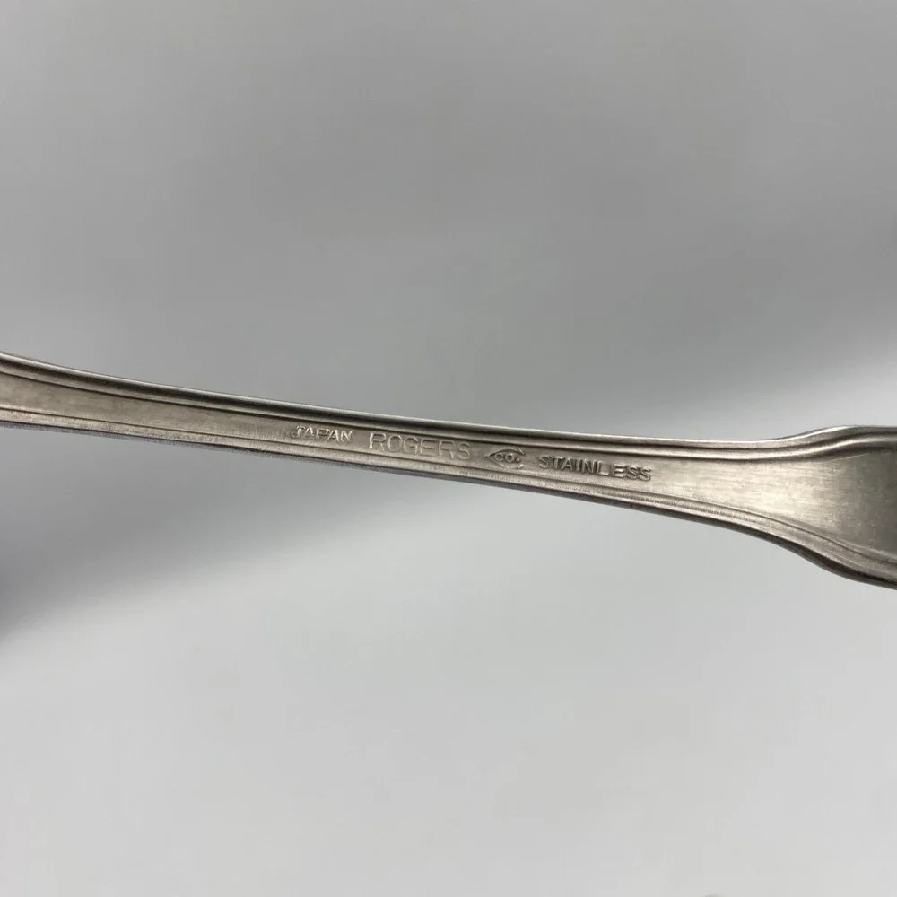 Rogers Antique Shell Stainless Flatware Sugar Spoon‎ and Master Butter Knife Set